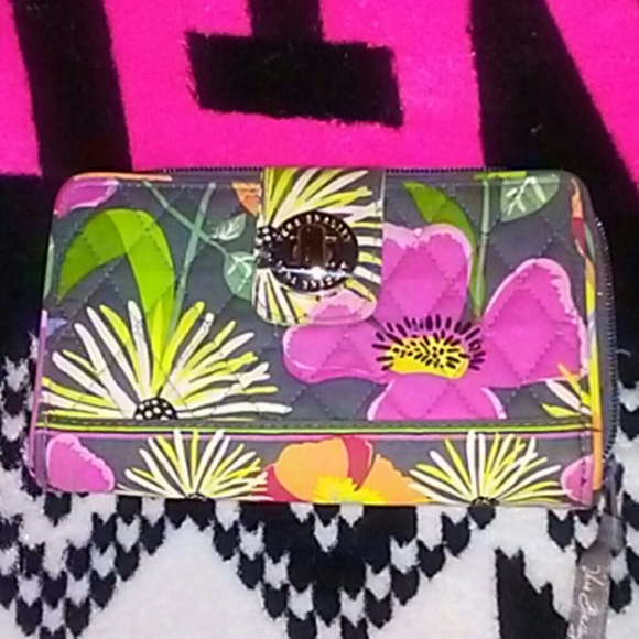 Vera Bradley Handbags - Pretty VERA BRADLEY Wallet